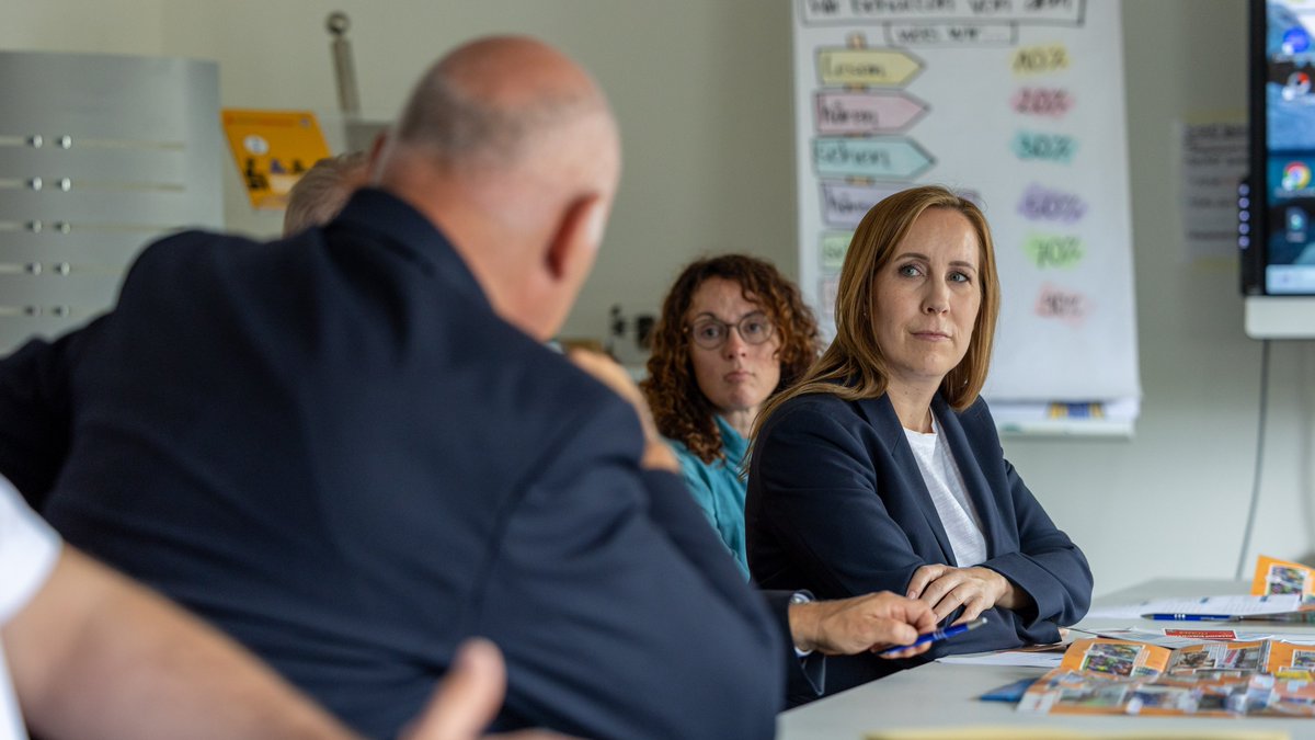 „Ehrenamt ist unbezahlbar und unverzichtbar", sagt Landtagspräsidentin Astrid Wallmann. Im Rahmen ihrer Sommerreise besuchte sie das 1. Polizeioldtimer Museum Marburg und eine Außenstelle der Hessischen Landesfeuerwehrschule. ➡️ hessischer-landtag.de/termine/demokr…
