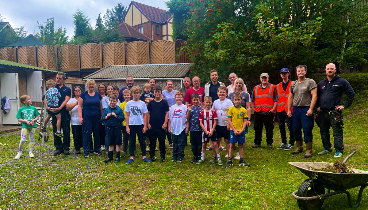 JakeBenRichards's tweet image. Community work in action. Great to pop over to Anston to help with decorating the scouts hut. A brilliant team.