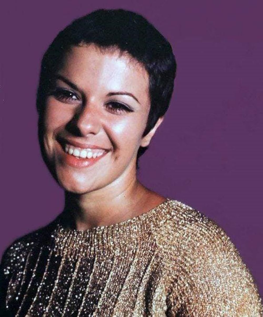 DiegoAManrique's tweet image. Bonita mañana. Perfecta para volver a ELIS REGINA y su risueña Madalena youtu.be/J5eGiC_EPwM?si… Filmada en 1972, un decenio antes de que apareciera muerta en São Paulo, por un cóctel de sustancias legales e ilegales. Tenía 36 años