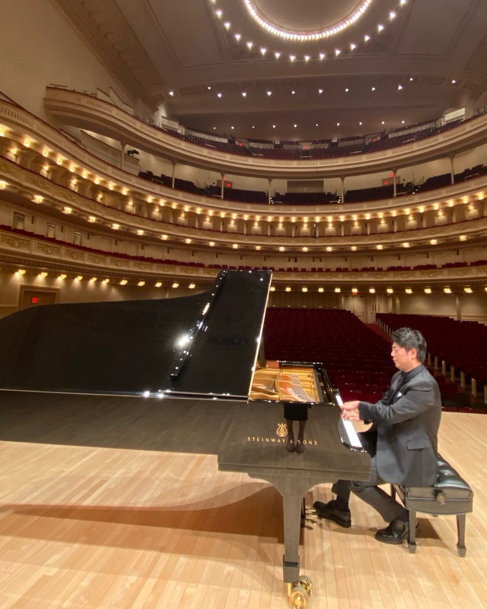 lang_lang's tweet image. I always enjoy the quieter moments in rehearsal before a show 🎹