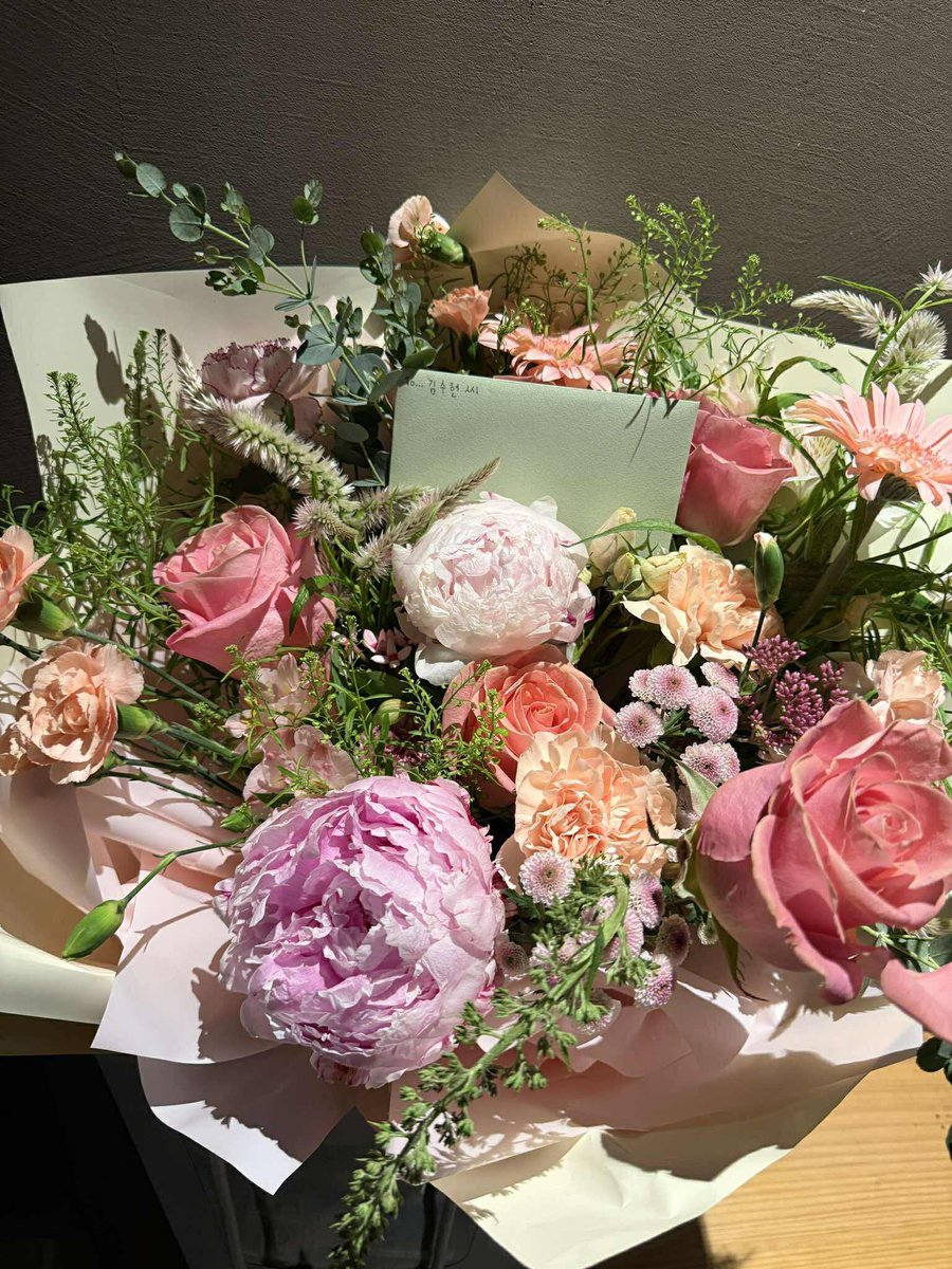 A Thai fan shared that she brought flowers and mango sheets as gifts from Thailand. When she arrived at the building, she felt really disheartened—it was closed, and there was no one at the entrance. She had completely forgotten that it was a public holiday. At first, she decided