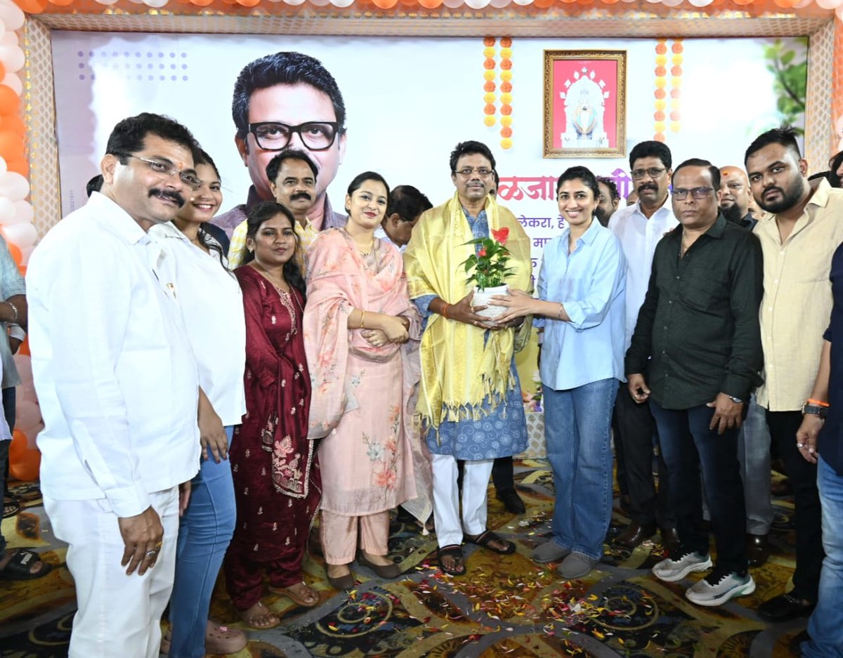विक्रोळी विधानसभा मतदारसंघाचे शिवसेनेचे आमदार श्री. <a href="/SunilRaut65/">SunilRaut</a> जी यांना भेटून वाढदिवसाच्या शुभेच्छा दिल्या.

<a href="/ShivSenaUBT_/">ShivSena - शिवसेना Uddhav Balasaheb Thackeray</a>