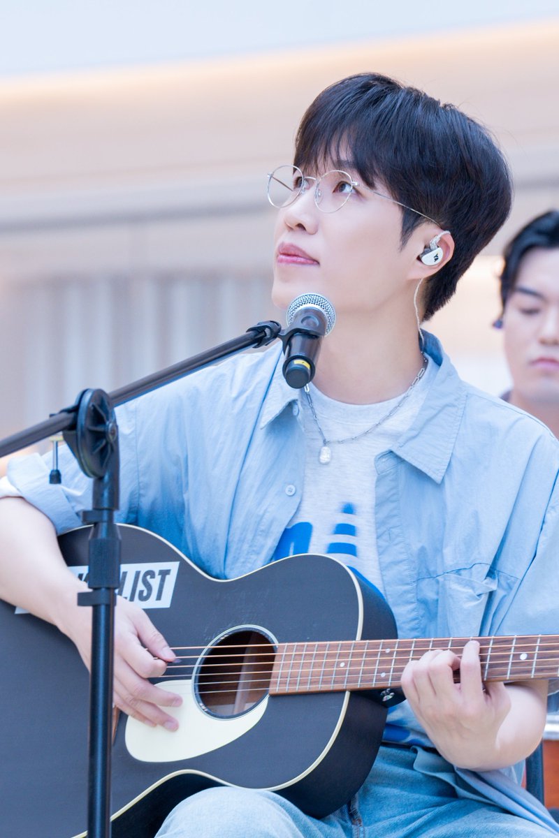 luv_clef's tweet image. 타임스퀘어 미남 등장 ♡