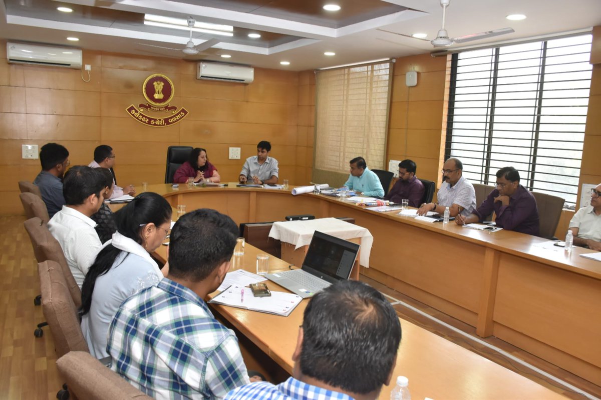 આજ રોજ શ્રીમતી રેમ્‍યા મોહન, માન. પ્રભારી સચિવશ્રીના અધ્યક્ષ સ્થાને વલસાડ જિલ્લાના વિવિધ સરકારી સ્ટ્ર્કચર્સ તથા તેની ચકાસણી અંગેની બેઠક સંબંધિત અધિકારીશ્રીઓ સાથે યોજવામાં આવી.<a href="/CMOGuj/">CMO Gujarat</a> <a href="/revenuegujarat/">Revenue Dep. Gujarat</a> <a href="/InfoValsadGoG/">Info Valsad GoG</a>