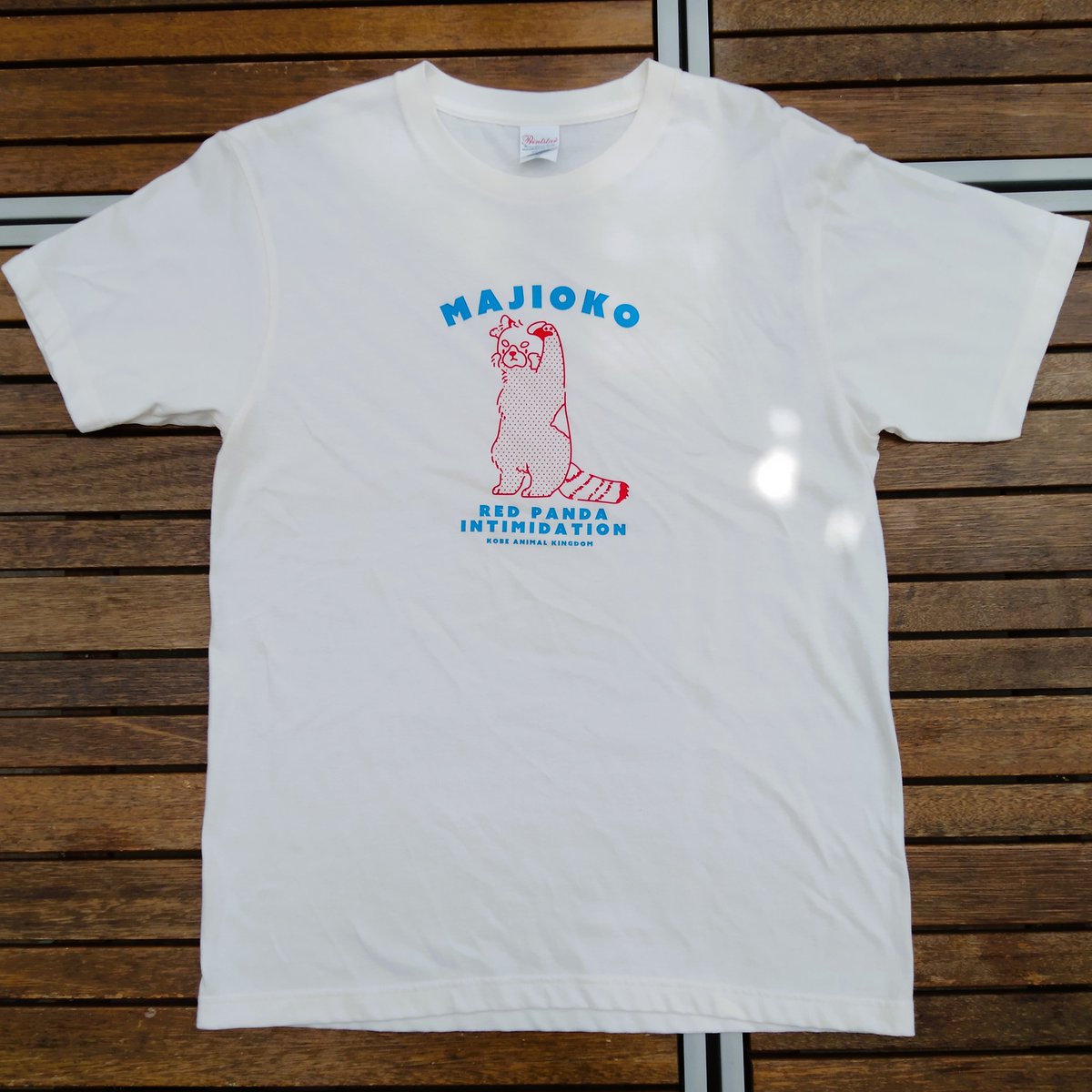 kobe_netshop's tweet image. MAJIOKOシリーズにTシャツができました。
レッサーパンダとミナミコアリクイの威嚇姿が
Tシャツのデザインになりました。
怒っているのに可愛く見えてしまう
ぜひ、ご覧ください。
kobe-oukoku-raku-uru.com/item-list?keyw…