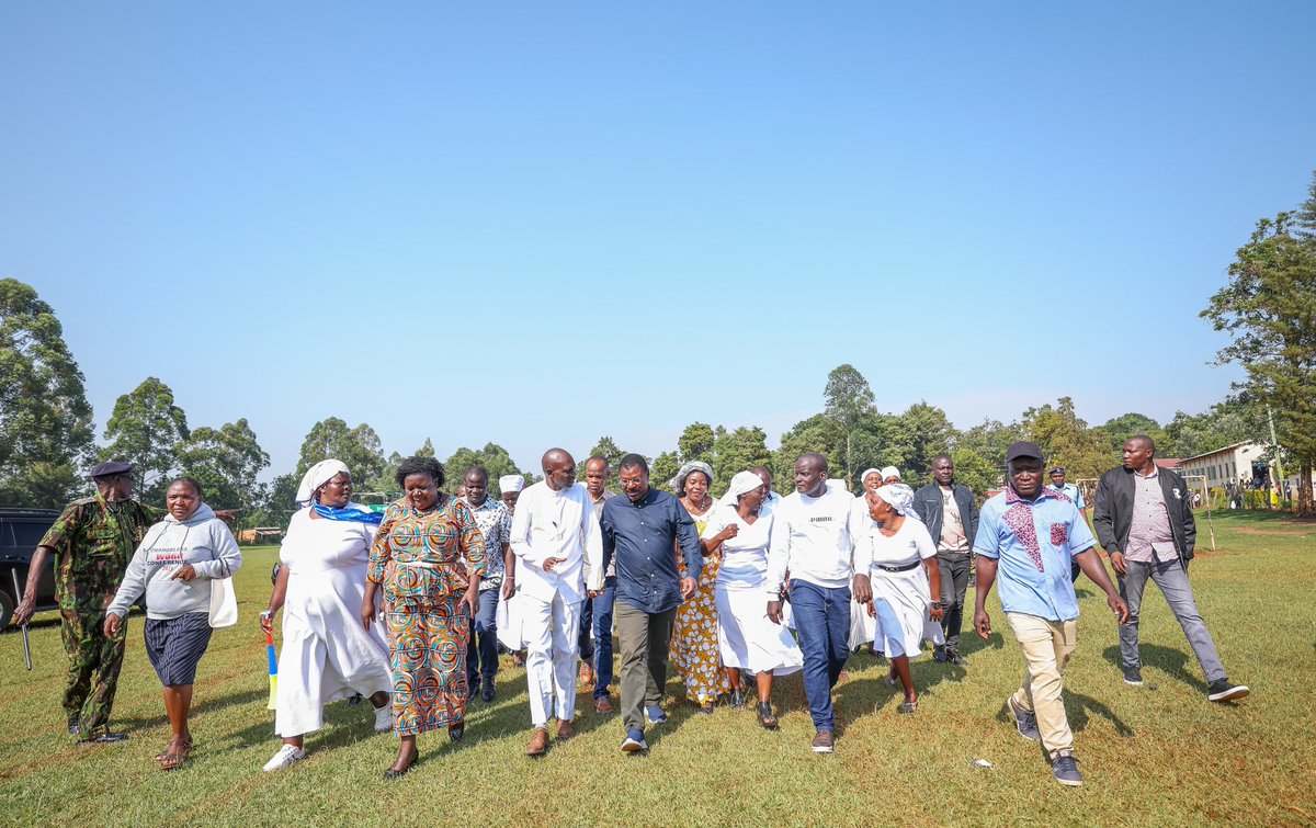 HonWetangula's tweet image. I joined congregants at Chevaywa Friends Church in Lugari Constituency, Kakamega County, for a blessed Sunday service.
Later, I commisioned a new bus purchased by President H.E Dr William Ruto for the church's women organisation, the USFW.
I am accompanied by Busia County MP,…