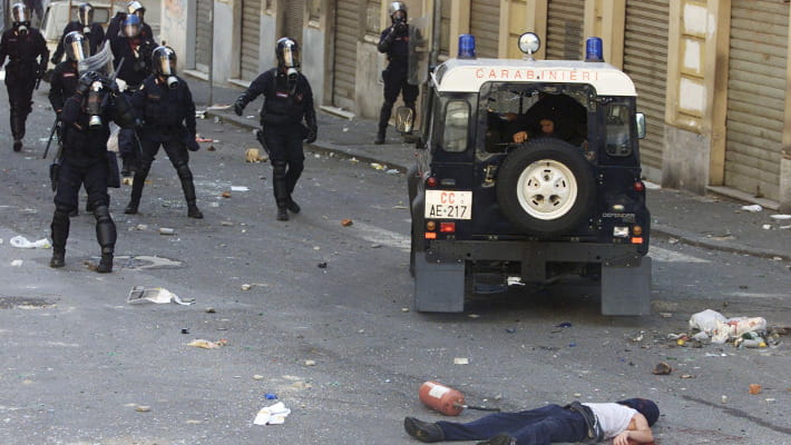 Ciao Carlo, che sei rimasto a terra, ragazzo per sempre. Mentre noi siamo diventati adulti, poi siamo invecchiati, abbiamo capito, non ci abbiamo capito niente, ci siamo disillusi e poi illusi ancora e poi disillusi di nuovo. Dal 20 luglio 2001.