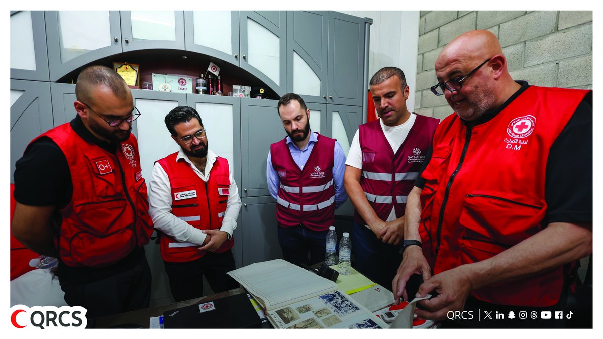 QRCS's tweet image. ضمن الاستجابة الطارئة لتعزيز جاهزية المجتمعات النازحة في لبنان، وفد من صندوق قطر للتنمية يشارك مع كوادر الهلال الأحمر القطري والصليب الأحمر اللبناني في عمليات توزيع السلال الغذائية والصحية، بهدف دعم احتياجات 10,400 أسرة متضررة من التصعيد الأخير في لبنان