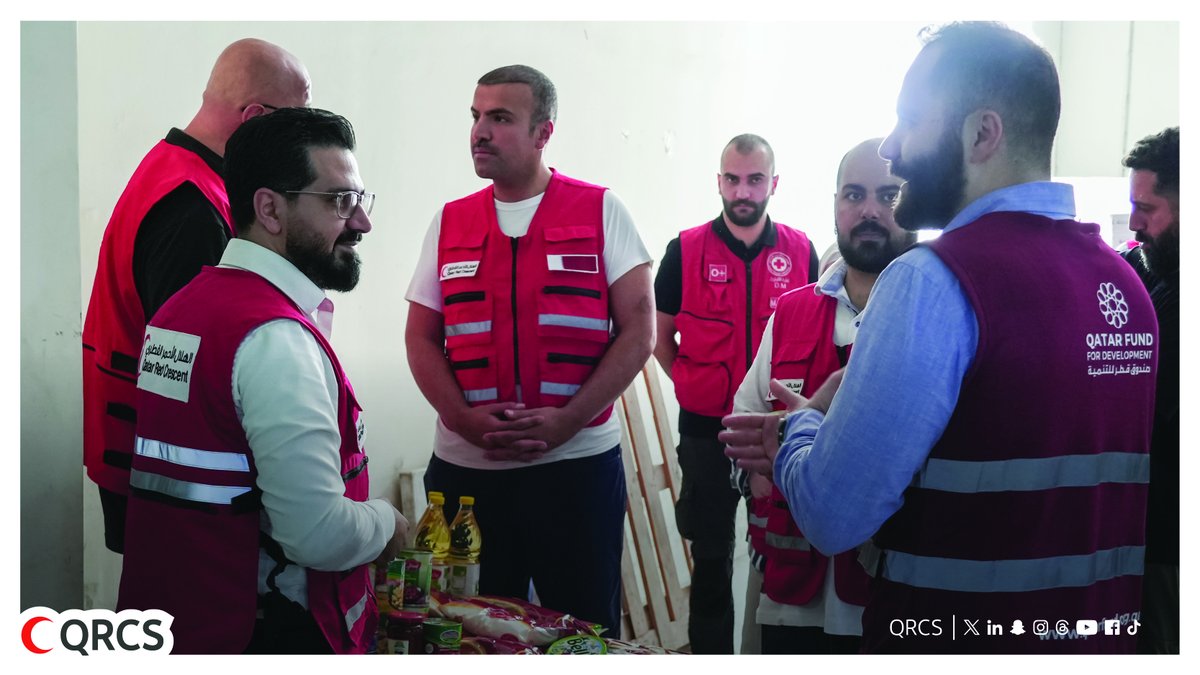 QRCS's tweet image. ضمن الاستجابة الطارئة لتعزيز جاهزية المجتمعات النازحة في لبنان، وفد من صندوق قطر للتنمية يشارك مع كوادر الهلال الأحمر القطري والصليب الأحمر اللبناني في عمليات توزيع السلال الغذائية والصحية، بهدف دعم احتياجات 10,400 أسرة متضررة من التصعيد الأخير في لبنان