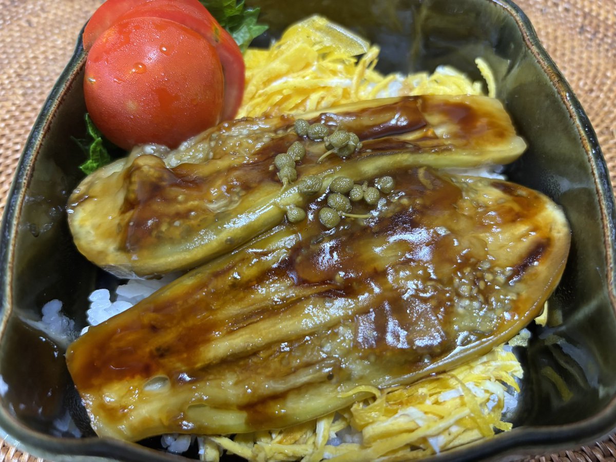 KkochinT's tweet image. 晩ご飯です。
鰻丼に負けず劣らずの
ナス丼‼️😋