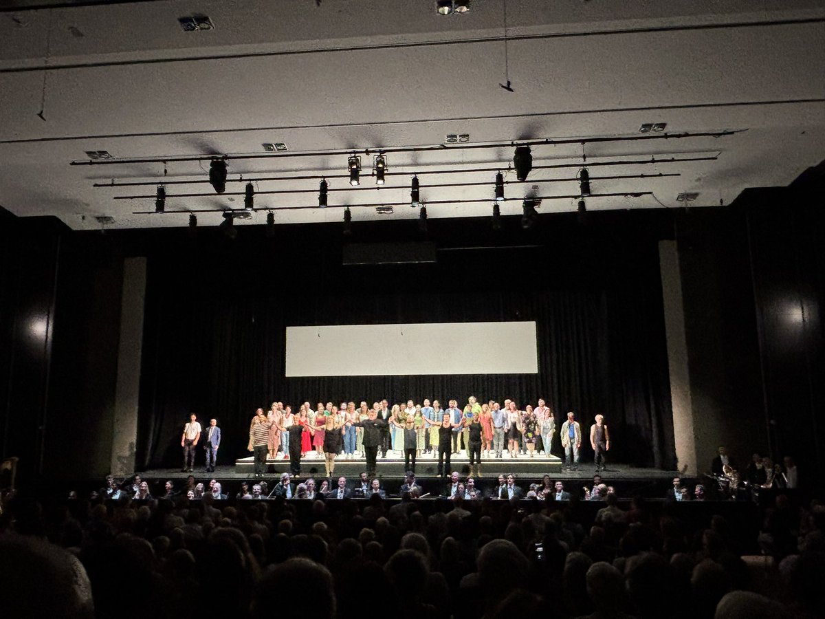 ManuelBrug's tweet image. Knackiges #quartettderkritiker @Musikkritiker über Barbaren + Politik @OH_festspiele #heidenheim über #verdi #Attila, dann überambitioniert videosatte, aber packende #matthiaspiro Regie aus dem #kratzer Stall mit starken Sängern, tollem Chor und 🔝 #cappellaaquileia @marcusbosch