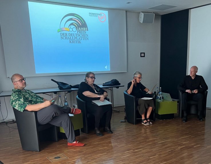 ManuelBrug's tweet image. Knackiges #quartettderkritiker @Musikkritiker über Barbaren + Politik @OH_festspiele #heidenheim über #verdi #Attila, dann überambitioniert videosatte, aber packende #matthiaspiro Regie aus dem #kratzer Stall mit starken Sängern, tollem Chor und 🔝 #cappellaaquileia @marcusbosch