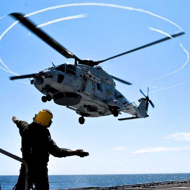 OTAN_FR's tweet image. 🚨 Prêts à agir dans l'urgence
L’équipage d’un navire néerlandais s’exerce à l’évacuation médicale en haute mer, renforçant ainsi ses aptitudes et sa préparation. 🌊