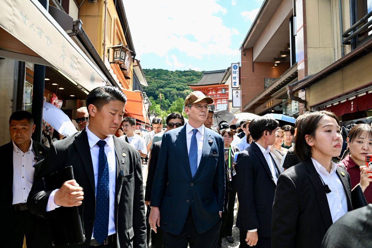 USAmbJapan's tweet image. From celebrating America’s vision of the future at @expo2025_japan yesterday to admiring Japan’s cultural past in Kyoto today. An unforgettable tour of some of the ancient capital’s historic — and stunning — temples with the 🇺🇸 Presidential Delegation. @SecScottBessent…