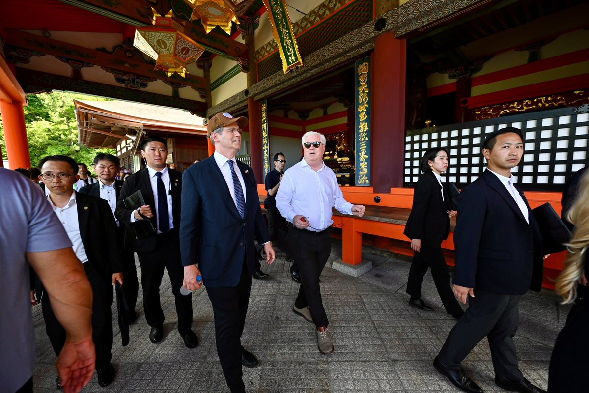 USAmbJapan's tweet image. From celebrating America’s vision of the future at @expo2025_japan yesterday to admiring Japan’s cultural past in Kyoto today. An unforgettable tour of some of the ancient capital’s historic — and stunning — temples with the 🇺🇸 Presidential Delegation. @SecScottBessent…