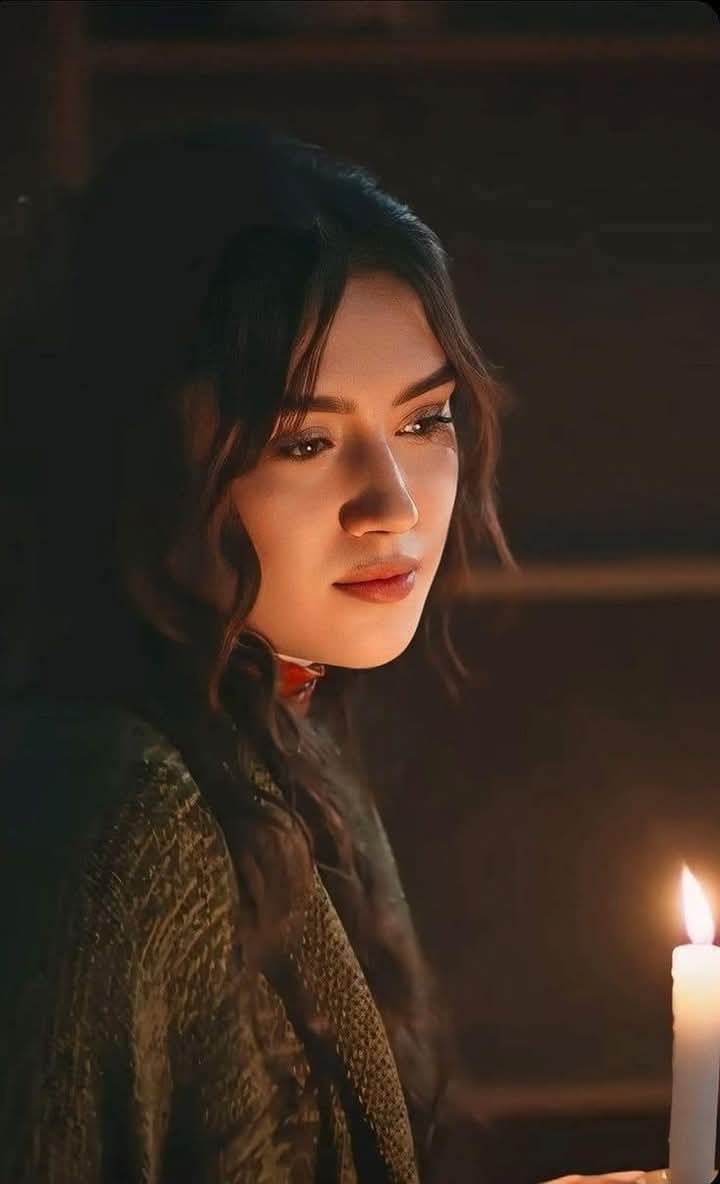 "وأعترف رغم كل هذا الحب الذي كنّا نعيشه،
 رغم كل الوعود بالثبات ،
كنت أعرف أنني سأمضي في الطريق وحدي،
 وسأجيب على كل الأسئلة وحدي،
 وسأحلم من جديد وحدي ,
 كنت أعرف أنك ستفلت قلبي ويدي معًا،
 ومع ذلك لم أفرّط في لحظة حب واحدة معك...🥀🦋
#مشاعر_مبعثرة 
#حبيت_أقول