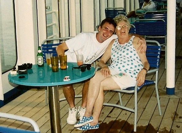 Vandaag is het alweer achtentwintig jaar dat je dit aardse leven achter je moest laten. Natuurlijk ben je nog steeds niet vergeten en koesteren we zoveel mooie herinneringen 😀