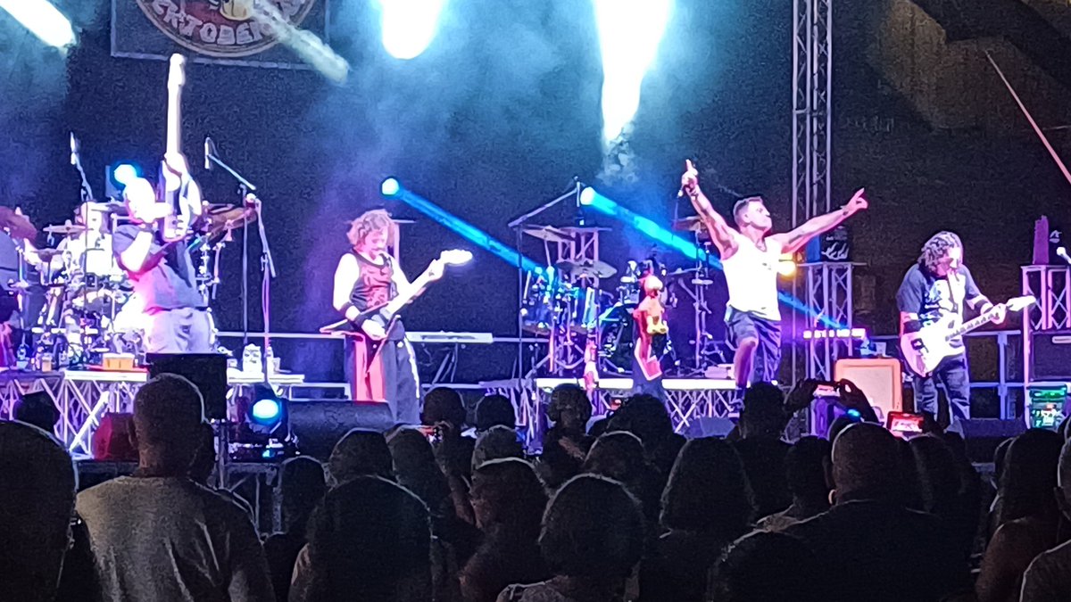 orax1972's tweet image. Rock never dies.
#Mesmerize live.