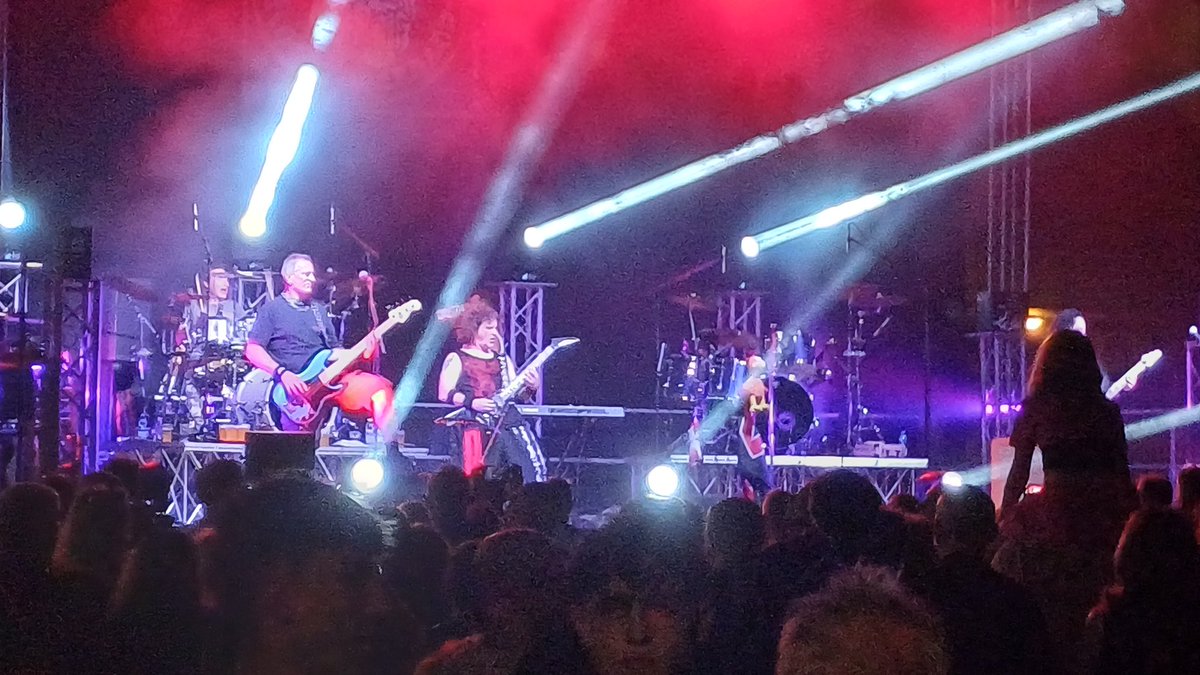 orax1972's tweet image. Rock never dies.
#Mesmerize live.