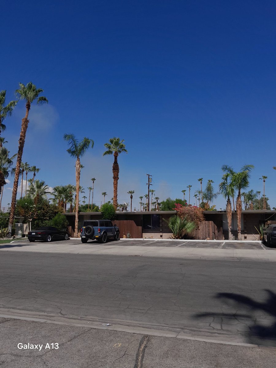 47Longo's tweet image. This afternoon there was smoke froma fire a few streets down from me and I saw it when I walked outside the gate of my apartment. They were able to put it out