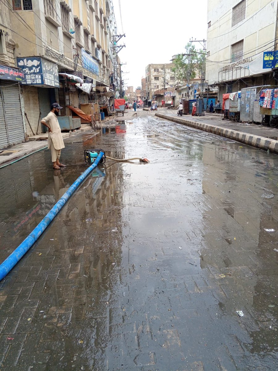 YumnaAli_4383's tweet image. During continuous rainfall, Cloth Market area remains clear of water  smooth traffic and pedestrian movement ensured. Appreciation to Mayor @KashifShoroPPP for proactive and effective oversight.  #HyderabadRains #HMC #SwiftResponse @BBhuttoZardari @AseefaBZ @JamKhanShoroPPP