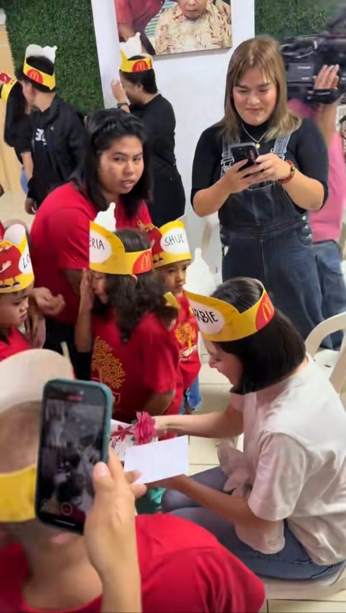 dailybarbs's tweet photo. Who's cutting onions?! 🥹

As someone na matagal nang involved sa child development work &amp; nagkaroon ng first-ever project for our own beneficiaries a year ago, tinamaan ako. It reminded me of why we do what we do. I knew I stanned the right person. Proud is an understatement 🫶🏻 https://t.co/ZyOdTpsq3B