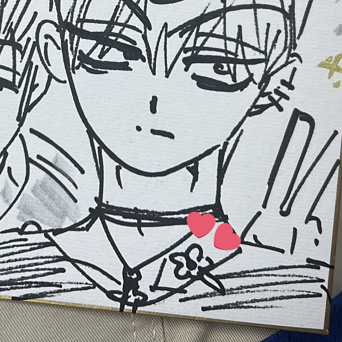 วิวินอสวาดกิ๊บดอกไม้ anakt ให้ด้วย😭 เราติดตรงคอเสื้อ วิวินอสวาดเสร็จแล้วชี้ตรงดอกไม้ว่านี่ ๆ แล้วยิ้มให้ น่ารักแบบ มาก TT
