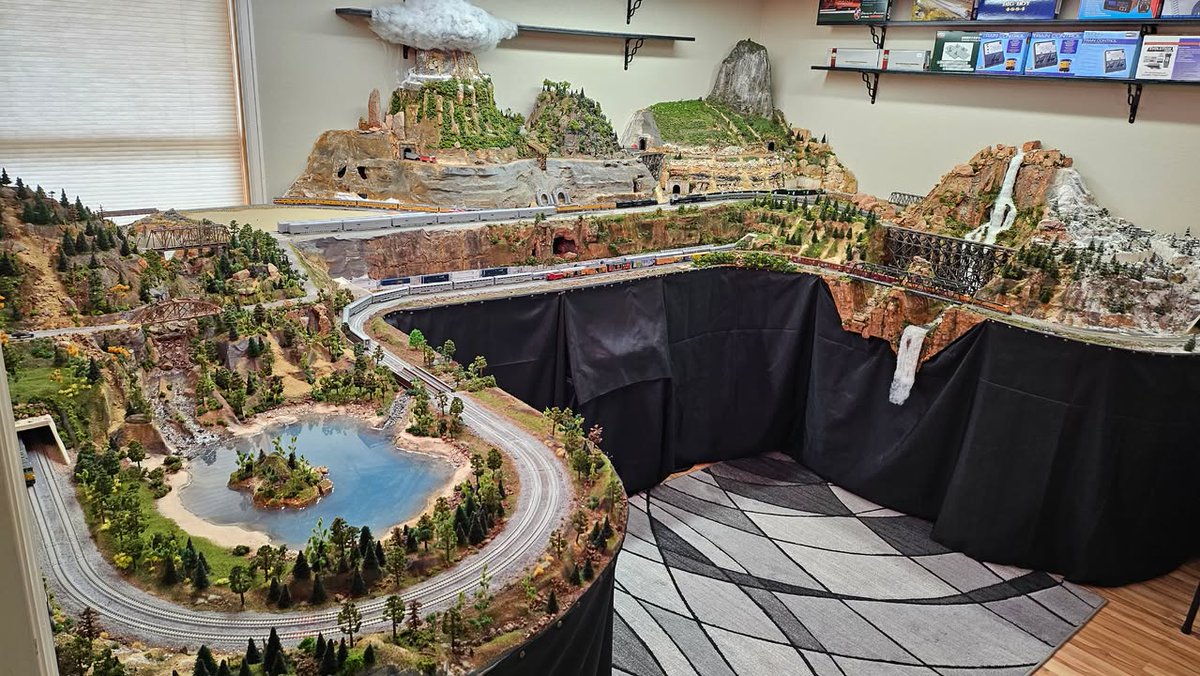 scarmsoftware's tweet image. Nice U-shaped #trainlayout in #Nscale, featuring several routes which pass via many tunnels and bridges on several levels, and with rich decoration and scenery of all seasons.
scarm.info/layouts/track_…
#modeltrains  #modelrailway #modelrailroad #modelrailroading #nscale #ngauge