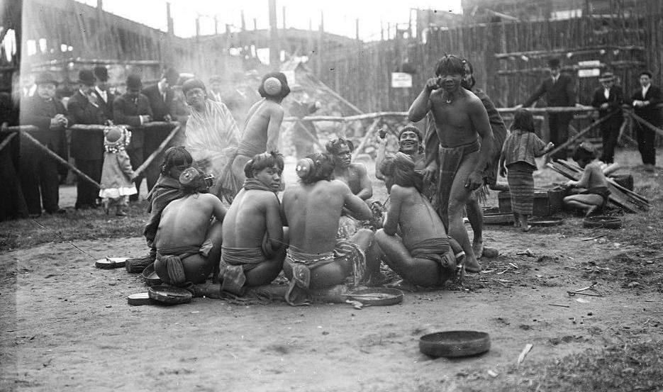 Историческое фото, 1905 год.
В Нью Йорк привезли племя Мокшан из болот Московии. Американцы ходили смотреть на этих дикарей как в зоопарк.