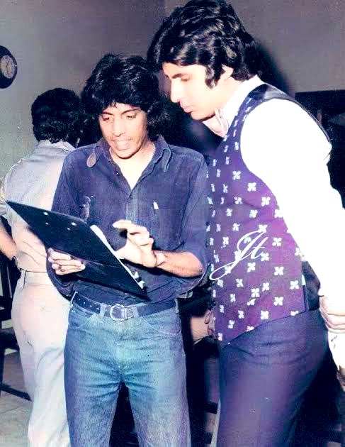 MOUSUMI_EF's tweet photo. 🎬 DON (1978) — a cult classic.
Seen here: Director Chandra Barot with Amitabh Bachchan (@SrBachchan), capturing magic on set. 🎥✨
Today, we mourn the passing of Chandra Barot — the visionary behind Don.
His legacy lives on through his iconic storytelling.
#Don1978 https://t.co/DgXj4tvyqR