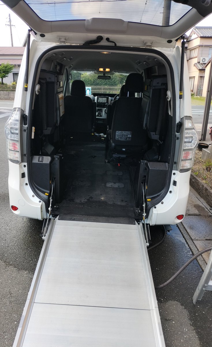 baaba2609's tweet image. 夕方になり、吹く風も心地よく
｢洗車しよう｣と思い立つ
車椅子のまま乗れるこの車は18年前に購入

当時は車の運転が好きだったが、今は好きではない

長男にボソッと言われた
｢オカン、運転下手になったじゃん｣

ガーン…😵‍💫💦

果たしていつまで運転するんだろう⁉️