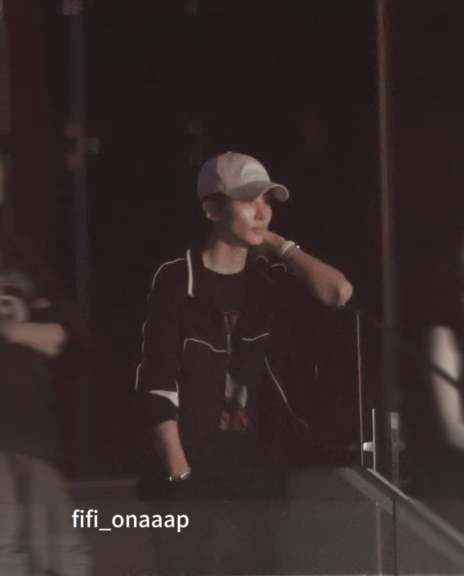 jeonghan at twice concert today 😭🤍