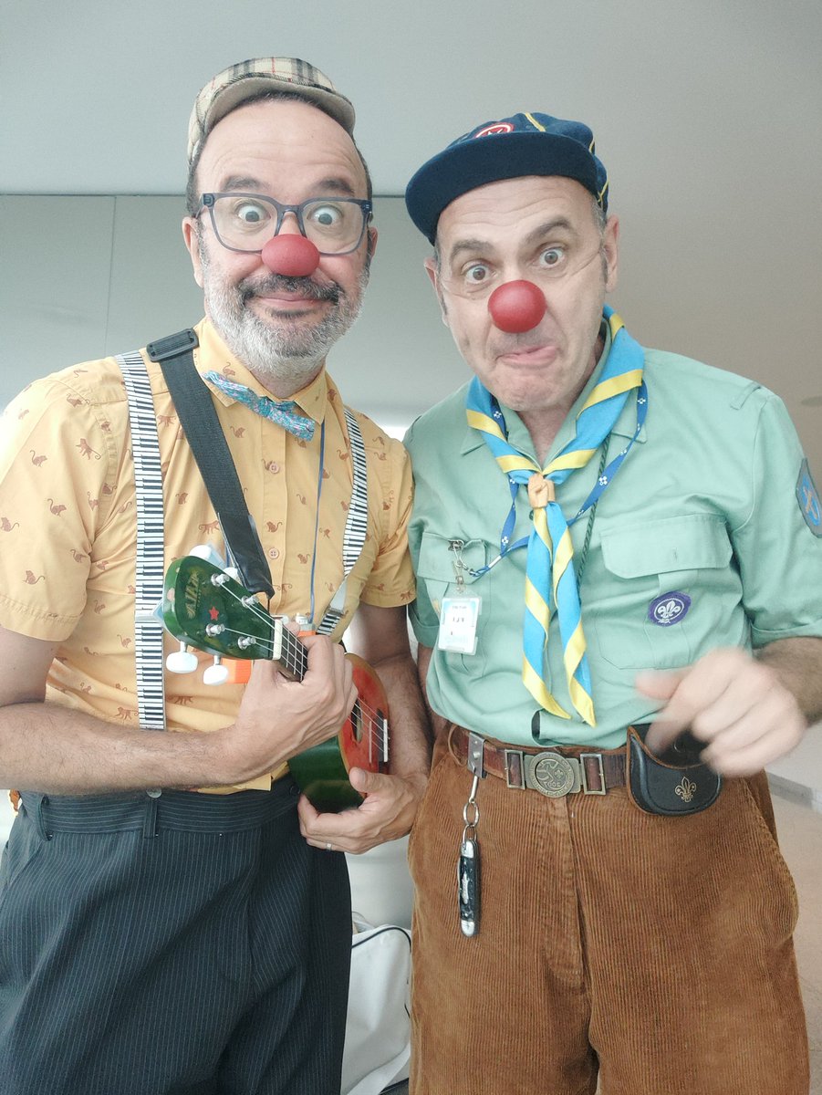 Tenemos  razones
 para estar aquí
 una son tus ganas
de querer reír.
#clowntigopayasosdehospital