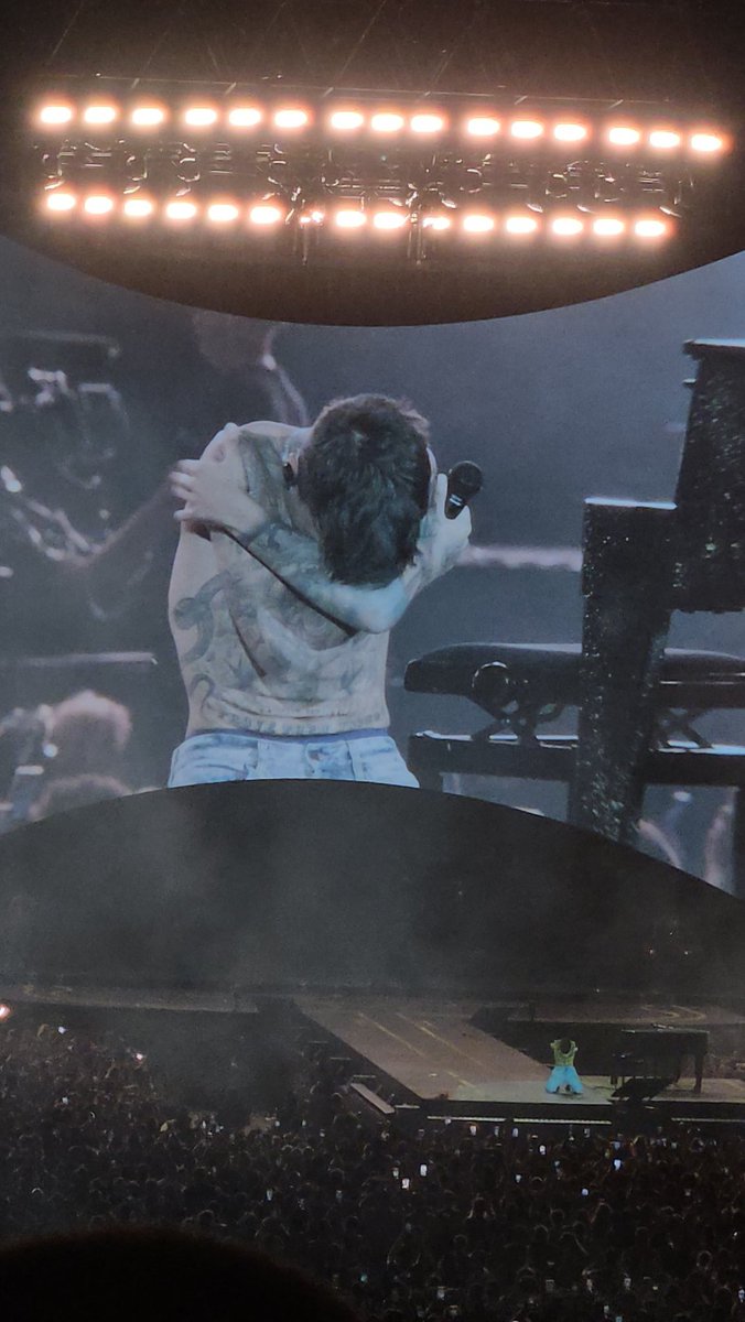 Questo abbraccio l'ho proprio sentito 🥹 

Quanto mancherà! ❤️‍🩹

#UltimoStadi2025 
#messina