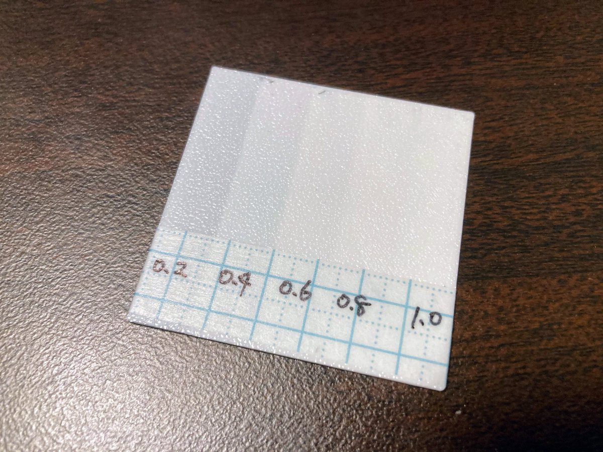 botamochi6277's tweet image. t1.2で黒と白を重ねて、厚みの割合を変えてみるテスト
0.2, 0.4だと白が透けてグレーっぽくなる
強めの懐中電灯🔦で遮光性も確認したところ、t0.2の黒でも完全に遮光してた