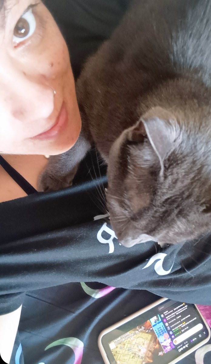 Vitamina S, viendo el clasi  de china de coc en el grande de SStyle y abracitos de Luca🐈‍⬛. La mejor forma de comenzar el día ☺️ Feliz Domingo ❤️