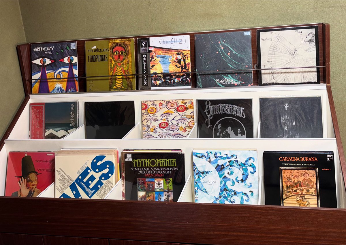 新しいギャラリーの工事、ベニヤ板を切って貼って。越子草のレコード棚も届きました。元々タイムボムで使われてたやつで、まわりまわってクマべさんから引き継ぎ。