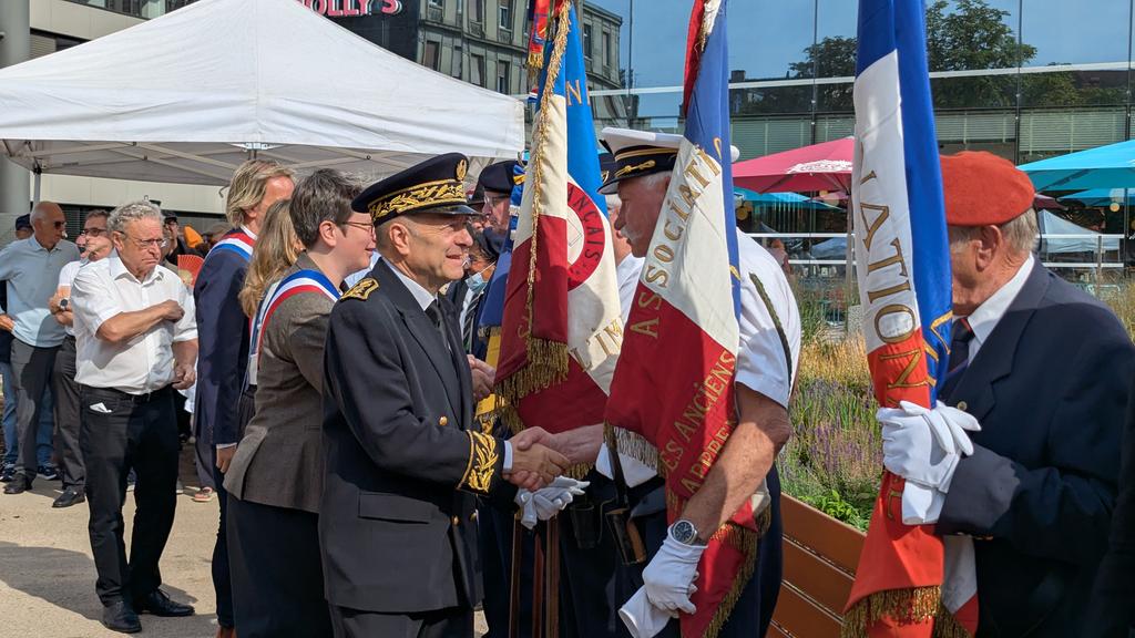 Prefet67's tweet image. #Mémoire 🇨🇵 | Thierry Rogelet, sous-préfet de #Molsheim représentant le @Prefet67, a présidé ce matin la cérémonie dans le cadre de la journée nationale à la mémoire des victimes des crimes racistes et antisémites de l'Etat français et d'hommage aux "Justes" de France.
🗣️ "Les…