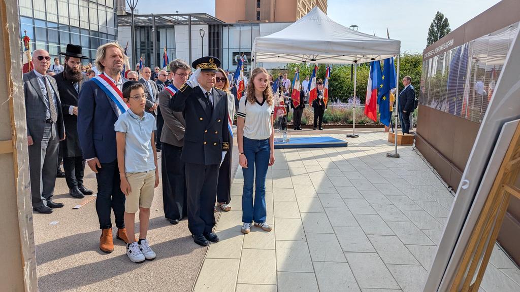 Prefet67's tweet image. #Mémoire 🇨🇵 | Thierry Rogelet, sous-préfet de #Molsheim représentant le @Prefet67, a présidé ce matin la cérémonie dans le cadre de la journée nationale à la mémoire des victimes des crimes racistes et antisémites de l'Etat français et d'hommage aux "Justes" de France.
🗣️ "Les…
