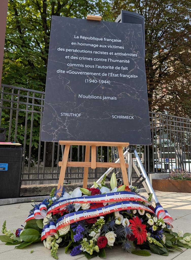 Prefet67's tweet image. #Mémoire 🇨🇵 | Thierry Rogelet, sous-préfet de #Molsheim représentant le @Prefet67, a présidé ce matin la cérémonie dans le cadre de la journée nationale à la mémoire des victimes des crimes racistes et antisémites de l'Etat français et d'hommage aux "Justes" de France.
🗣️ "Les…