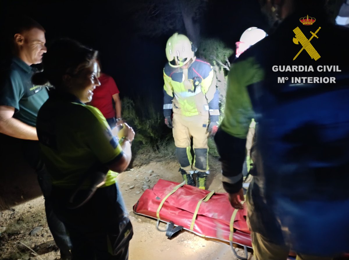 guardiacivil_ab's tweet photo. 🔦 En la tarde-noche de ayer, efectivos de la @guardiacivil_ab, del @Sepei_Albacete de #Molinicos y servicios médicos 🏥 del #SESCAM, han rescatado a una mujer que sufrió una caída mientras realizaba una ruta senderista🧑🦯 por el paraje📍El Zarzalar de #Nerpio. https://t.co/tBE4qlOR6m