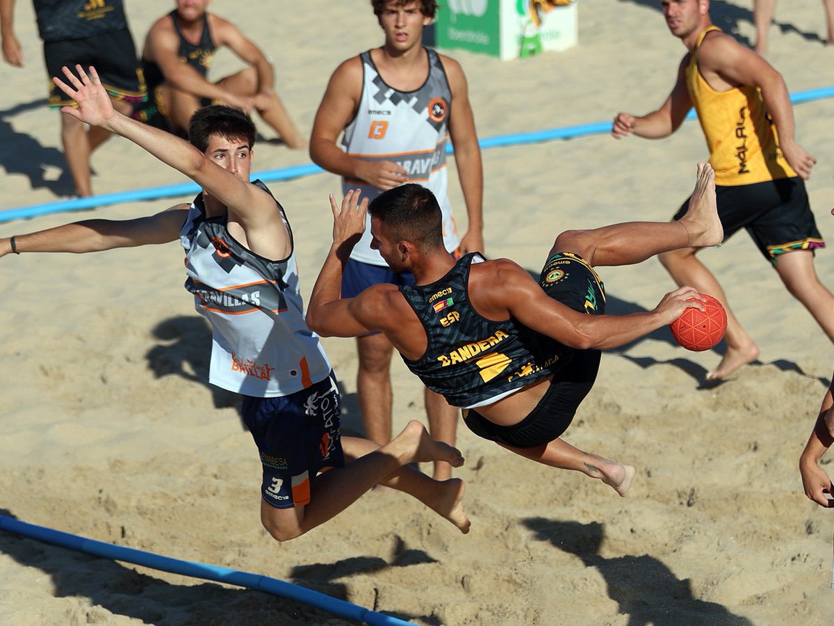📸 Nos llegan más imágenes en #Arena1000 Cádiz 

👉 <a href="/cbmpciudemalaga/">Fundación Fomento Deporte CBMP Ciudad de Málaga</a> 🆚 Maravillas Benalmádena (senior masculino) 

👉 <a href="/cbmpciudemalaga/">Fundación Fomento Deporte CBMP Ciudad de Málaga</a> 🆚 <a href="/CBParla/">Club Balonmano Parla</a> (senior femenino)

#️⃣ #BalonmanoPlaya
