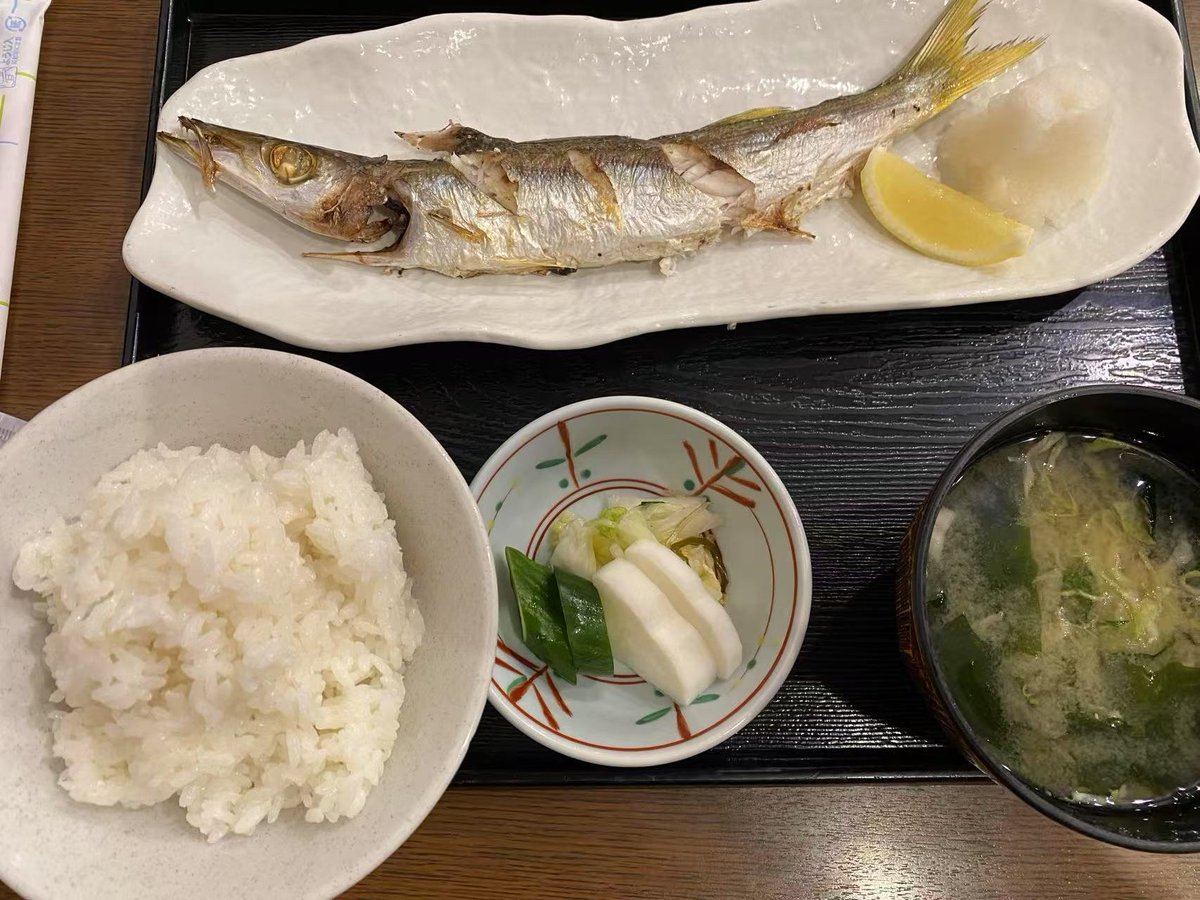 junkwak0512's tweet image. A set menu of grilled kamasu (魳, Barracuda) at Tokiwa Shokudo (ときわ食堂) in Sugamo (巣鴨). This restaurant is not the Michelin Starred Kaiseki (懐石, course) Cuisine in Nishi-Azabu (西麻布), Tokyo. It is a Katei ryōri (家庭料理) restaurant that is really budget friendly.
