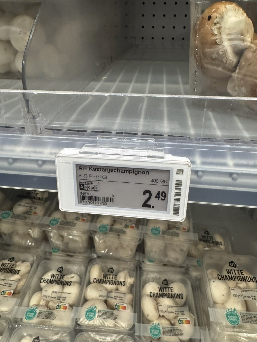 Tymen_'s tweet photo. Hey @albertheijn waarom zijn de buitenbeentjes (waarbij je in principe een “minder” product probeert te redden) duurder dan de “mooie” champignons? https://t.co/OtAgk3BwN3
