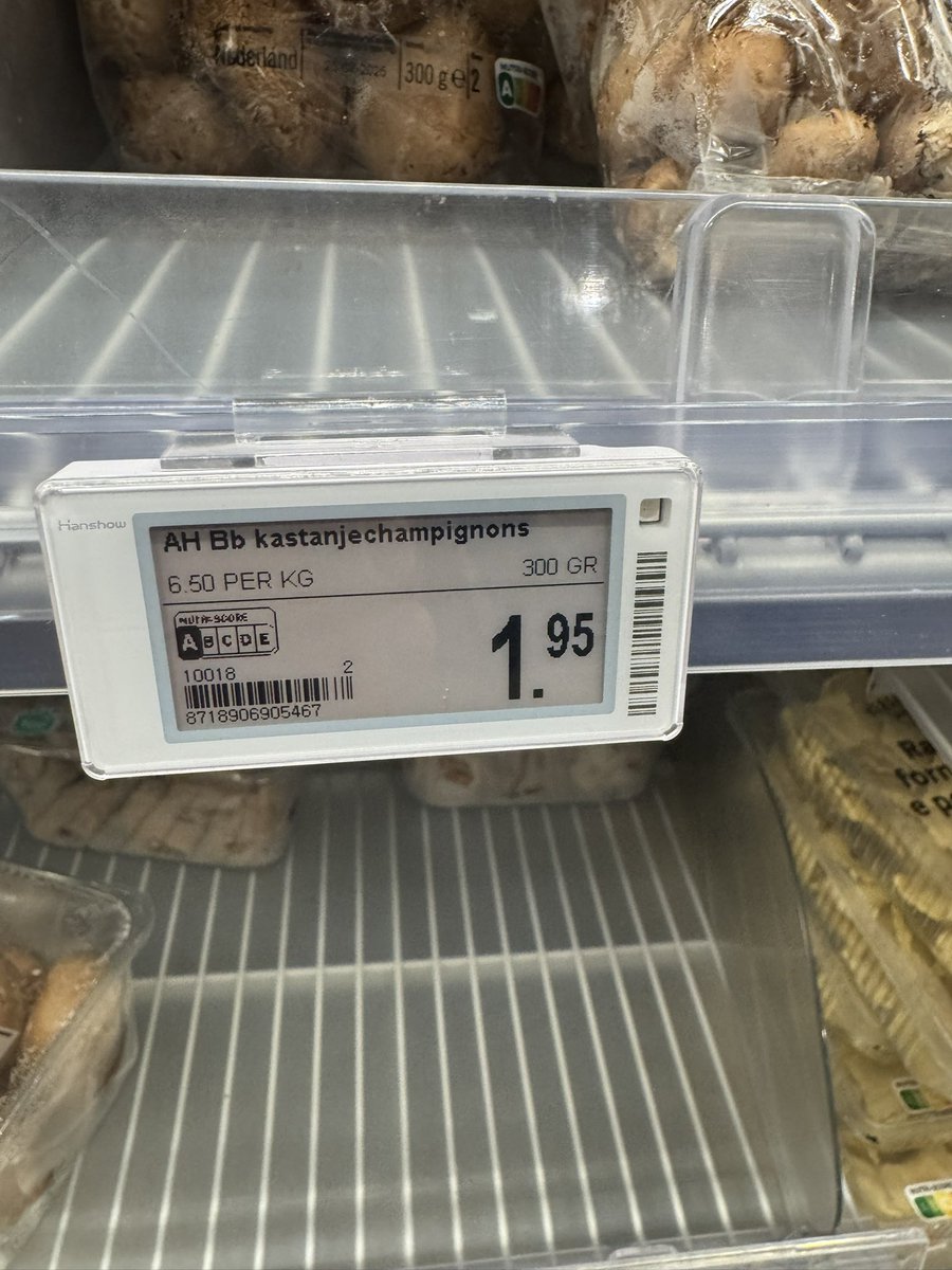 Tymen_'s tweet photo. Hey @albertheijn waarom zijn de buitenbeentjes (waarbij je in principe een “minder” product probeert te redden) duurder dan de “mooie” champignons? https://t.co/OtAgk3BwN3