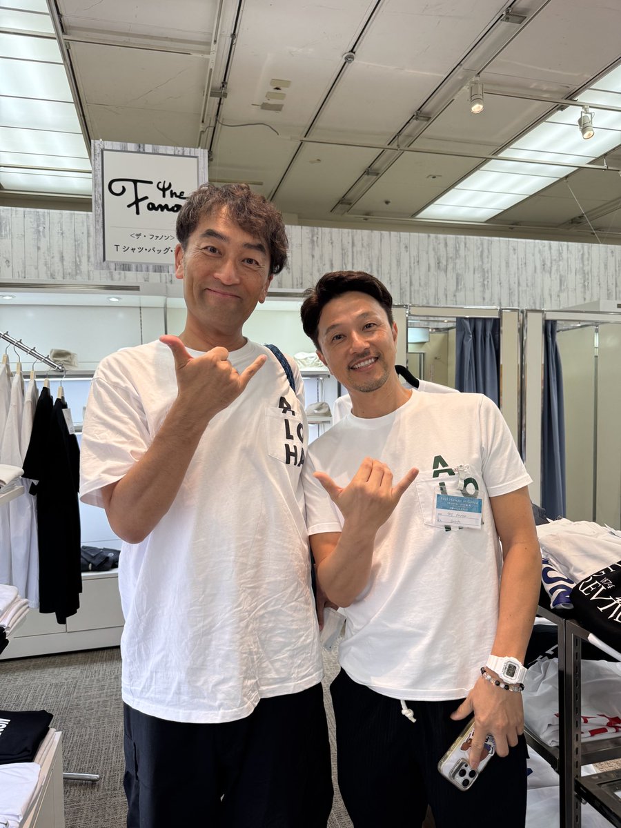 moriyatch's tweet image. 阪急梅田で運命的な出会いをしたFanon のTシャツが気に入りすぎて、今度は松屋銀座までオーナーでありデザインも手掛けるダイスケさんに会いに行ってしまった日曜日。全部ダイスケさんによるハンドプリント🫱だから全部世界に一枚の風合いなんです!素敵すぎます😀
#fanon #Hawaii
#Tシャツ