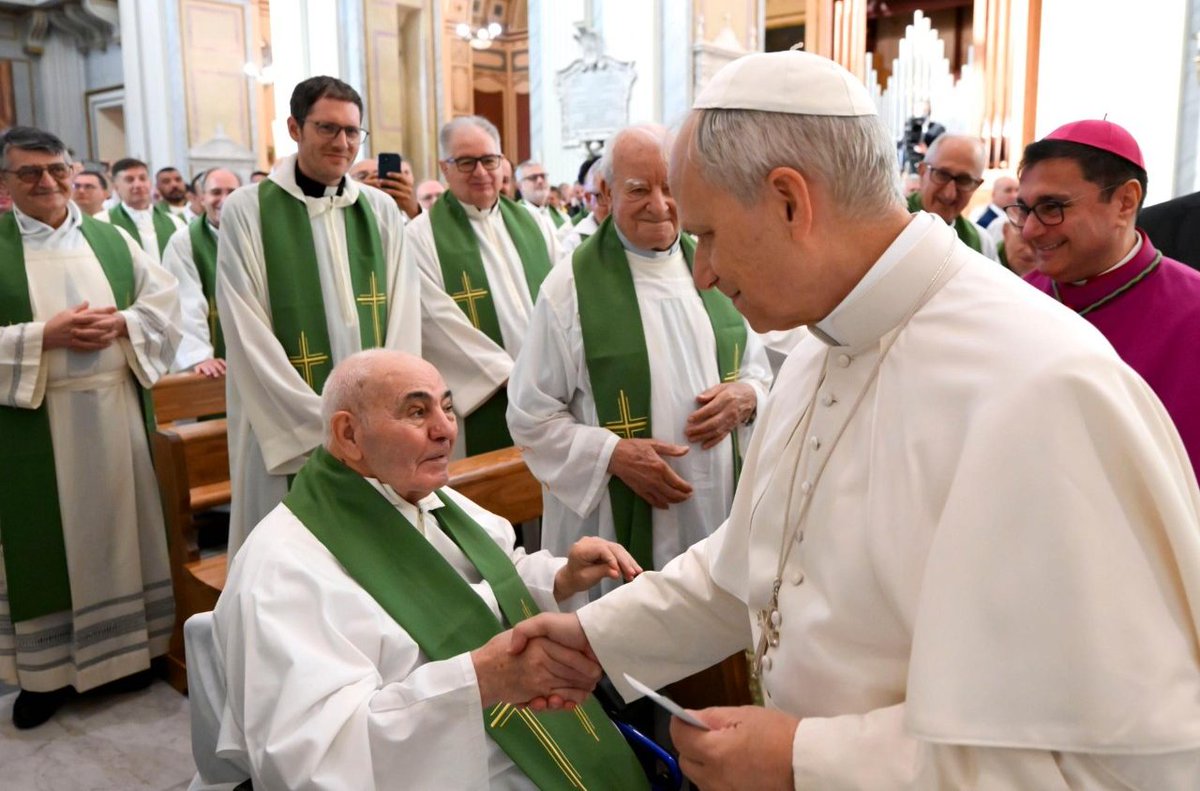 silerenonpossum's tweet image. Albano. Leo XIV: Free time, time for the other – the discreet path to peace
Pope Leo XIV returned to the suburbicarian diocese that had been symbolically entrusted to him before his election. He presided over Holy Mass at the Cathedral of San Pancrazio, inviting everyone to turn…