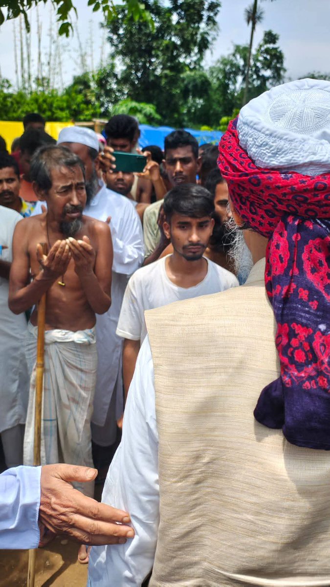 TheIndMuslim's tweet image. असम की ज़मीन पर बेबसी का मंजर है। पीढ़ियों से बसे घर आज मलबा बन रहे हैं। बुजुर्ग दुआओं में, बच्चे खामोश, और नौजवान आंखों में सवाल लिए खड़े हैं।

क्या यही इंसाफ है, कि कोई अपने ही वतन में बेघर हो जाए? #JusticeForAssamMuslims