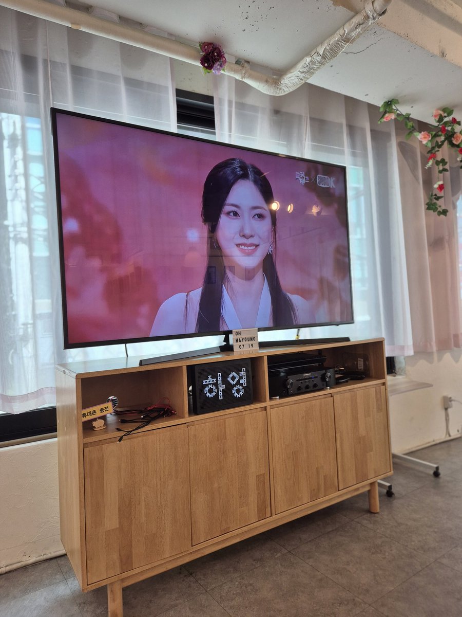 오늘 에이핑크 하영님의 생일카페
"카페봄"에 방문했습니다.
열심히 문제도 풀고 영상도 보고 이야기를 나누며 뜻깊은 하루를 보냈습니다.
감사합니다. #오하영 #역사영화