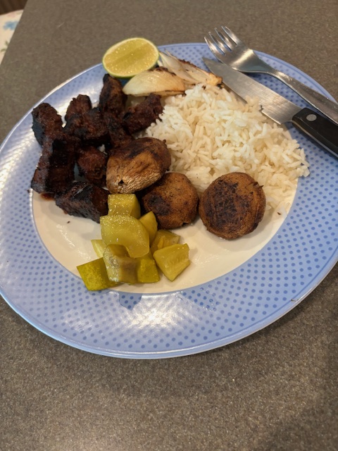 Nickyboy63's tweet image. Beef suya last night with rice, grilled mushrooms and onion, and curry pickles. Suya is a Nigerian dish with meat rubbed with peanut powder, cayenne, ginger, and other spices, then grilled. You can also use chicken or pork. Amazing flavors!
